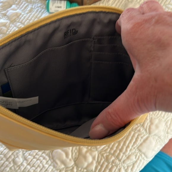 Open Story Women’s Straw Colored Wristlet With RFID NWOT - Picture 3 of 8